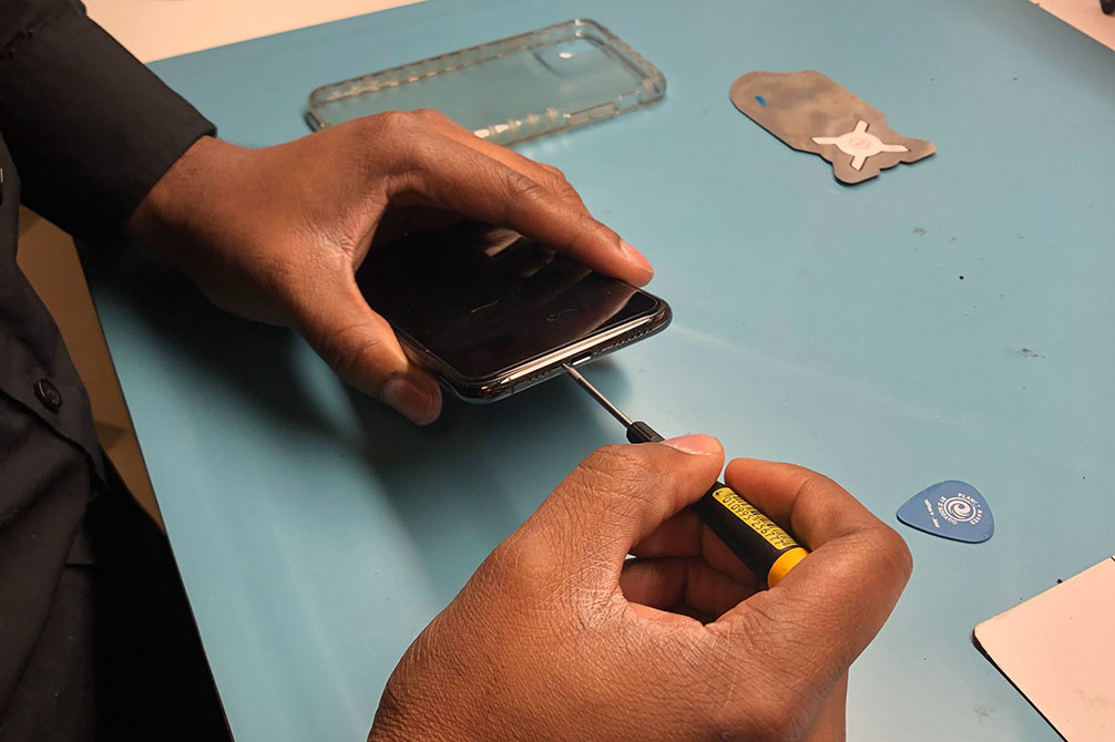 Why Should You Choose The Perfect Authorised Iphone Repair Centre?