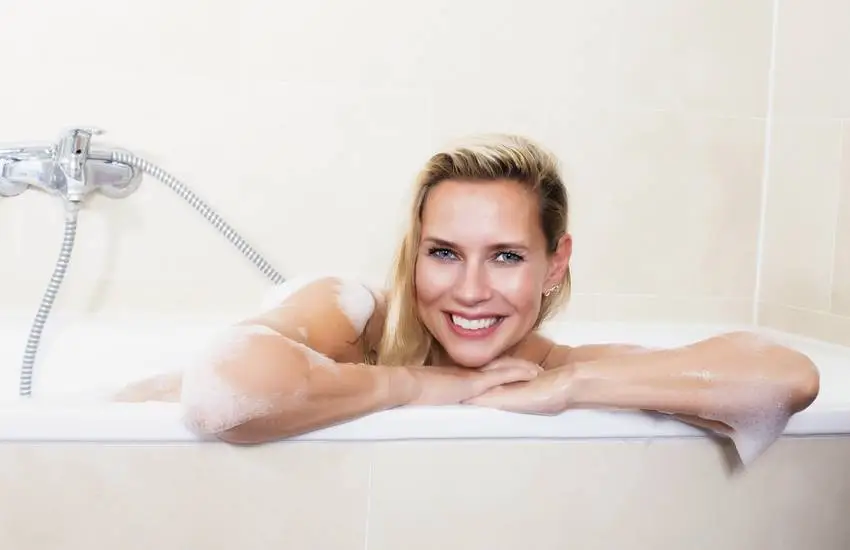 wellhealthorganic.com: which-is-better-hot-water-or-cold-water-bath