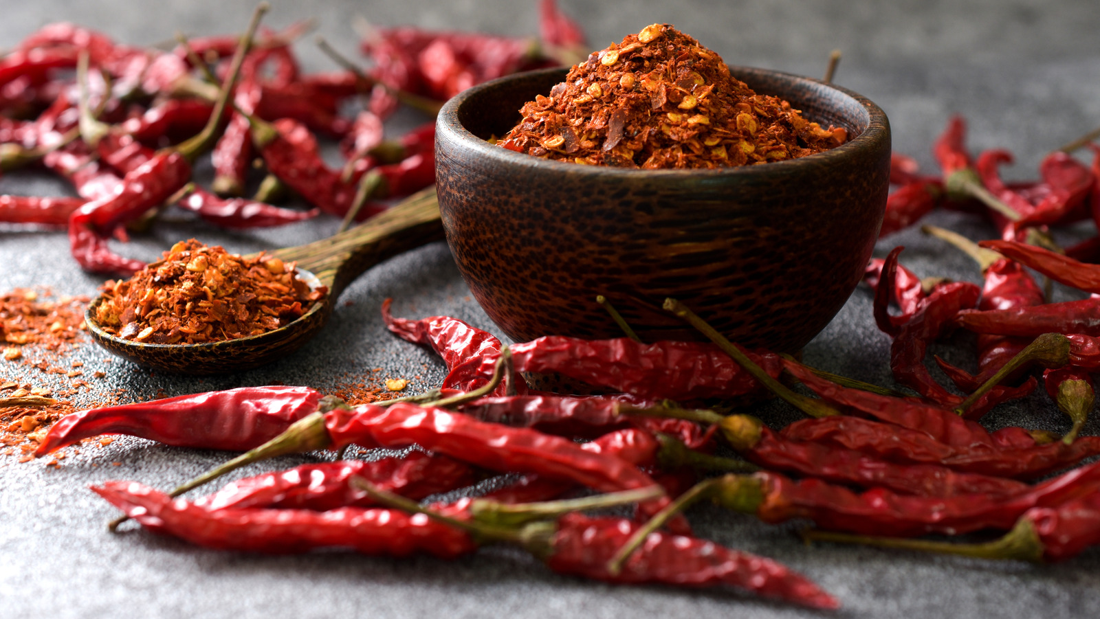 wellhealthorganic.com: red-chilli-you-should-know-about-red-chilli-uses-benefits-side-effects